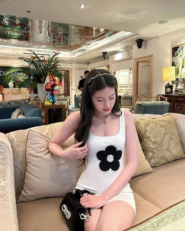 Với thiết kế mảnh mai, thường được làm từ kim loại, nhựa trong suốt hoặc đính đá nhỏ, loại băng đô này phù hợp với mọi độ dài tóc và phong cách. ẢNH: @KJMBAE Với thiết kế mảnh mai, thường được làm từ kim loại, nhựa trong suốt hoặc đính đá nhỏ, loại băng đô này phù hợp với mọi độ dài tóc và phong cách. ẢNH: @KJMBAE