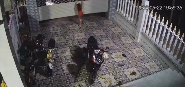 Bé gái đang đu cửa cuốn và bị cuốn toàn thân vào cửa cuốn