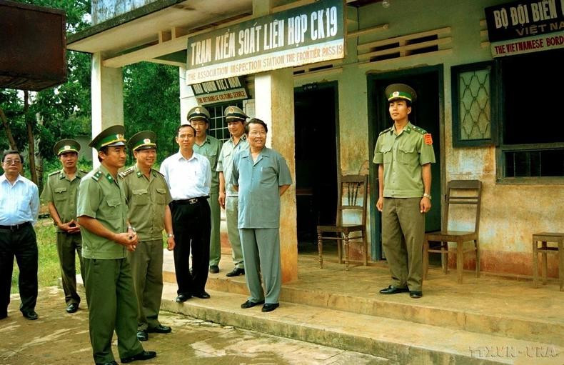 Chủ tịch nước Trần Đức Lương thăm trạm kiểm soát liên hợp CK19 huyện Đức Cơ (Gia Lai) trên biên giới Việt Nam-Campuchia (1999). (Ảnh: Trọng Nghiệp/TTXVN) 6.jpg