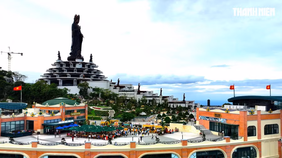 Với độ cao gần 1.000m so với mực nước biển, núi Bà Đen không chỉ nổi tiếng là "nóc nhà" Nam bộ, mà còn là nơi có cảnh sắc tuyệt đẹp với những khoảnh khắc mây tràn đỉnh núi... ẢNH: THANH QUÂN