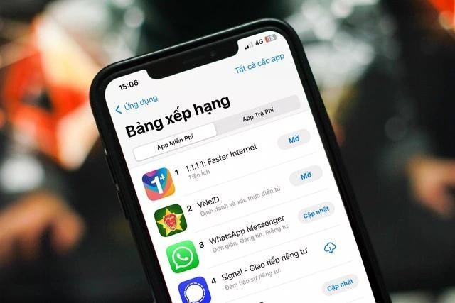 Ứng dụng VPN 1.1.1.1 đang đứng đầu bảng xếp hạng App miễn phí trên App Store của Apple. ẢNH: KHƯƠNG NHA Ứng dụng VPN 1.1.1.1 đang đứng đầu bảng xếp hạng App miễn phí trên App Store của Apple. ẢNH: KHƯƠNG NHA