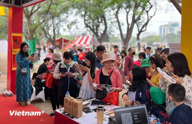 Không gian lễ hội thu hút đông đảo khách tham quan. (Ảnh minh họa: Mai Mai/Vietnam+) Không gian lễ hội thu hút đông đảo khách tham quan. (Ảnh minh họa: Mai Mai/Vietnam+)