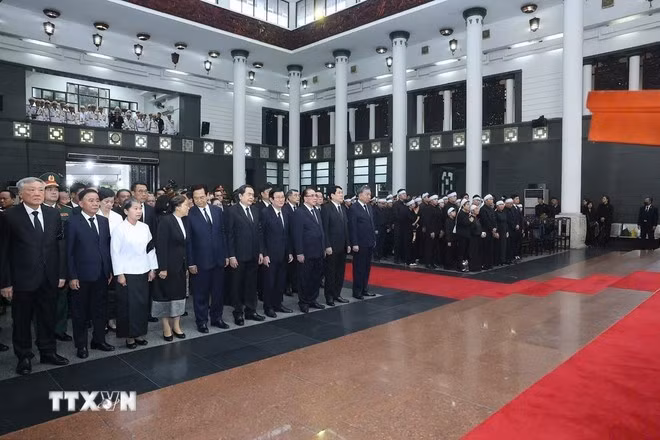 Tổng Bí thư Tô Lâm cùng các đồng chí Lãnh đạo, nguyên Lãnh đạo Đảng, Nhà nước dự Lễ truy điệu nguyên Chủ tịch nước Trần Đức Lương. (Ảnh: TTXVN)