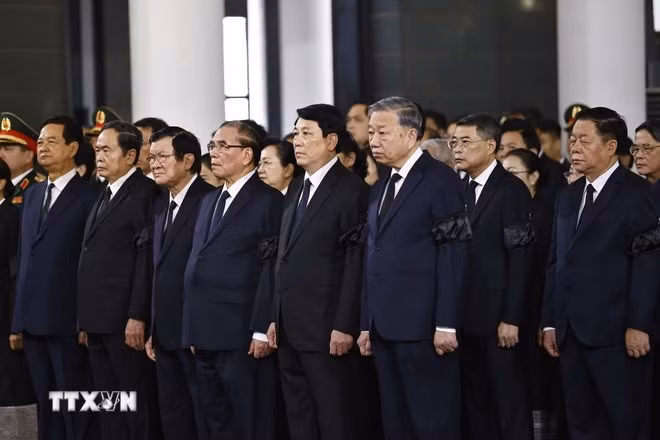 Tổng Bí thư Tô Lâm cùng các đồng chí Lãnh đạo, nguyên Lãnh đạo Đảng, Nhà nước dự Lễ truy điệu nguyên Chủ tịch nước Trần Đức Lương. (Ảnh: TTXVN)