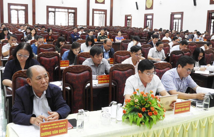 Cán bộ chủ chốt TP. Pleiku nghe phổ biến các quy định mới về công tác kiểm tra, giám sát, kỷ luật của Đảng. Ảnh: T.N 11bg.jpg