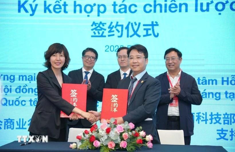 Trung tâm Hỗ trợ Khởi nghiệp sáng tạo Quốc gia và Ủy ban ngành Thương mại thuộc Hội đồng Xúc tiến Thương mại Quốc tế Trung Quốc ký kết hợp tác. Ảnh: Hương Giang/TTXVN nestle-viet-namdd.jpg
