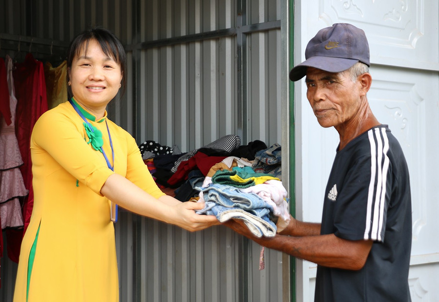 Ông Rơ Châm Hui (làng Ó, xã Ia Sao) chọn được những bộ đồ phù hợp. Ảnh: Đồng Lai 2donglai.jpg