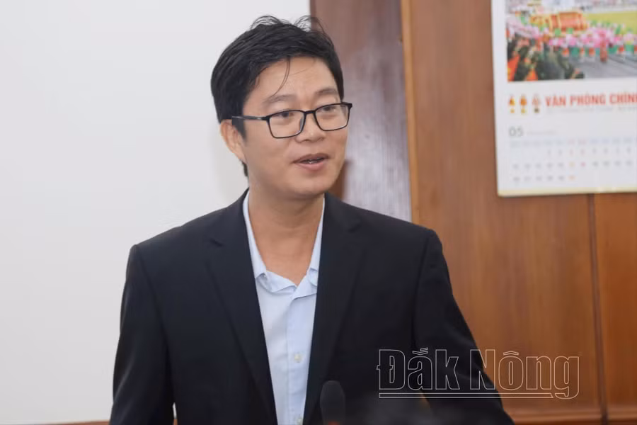 Ông Trần Hữu Hoàng Phú, Giám đốc Công ty TNHH Tư vấn Thiết kế xây dựng không gian kiến trúc quốc tế (TP. Hồ Chí Minh) trình bày ý tưởng xuyên suốt trong đồ án quy hoạch chung đô thị Gia Nghĩa.