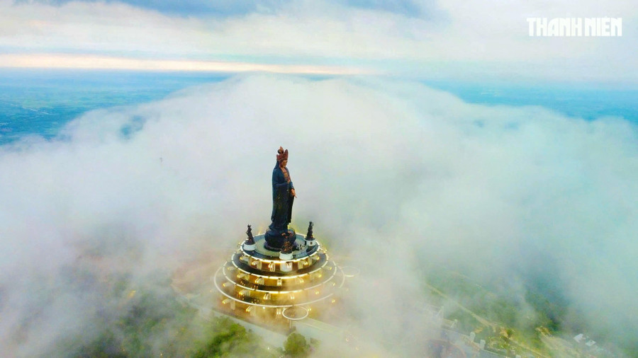 Chiều 19.5, sau trận mưa lớn, những đám mây tuyệt đẹp kéo về bao phủ đỉnh núi Bà Đen. ẢNH: THANH QUÂN Chiều 19.5, sau trận mưa lớn, những đám mây tuyệt đẹp kéo về bao phủ đỉnh núi Bà Đen. ẢNH: THANH QUÂN