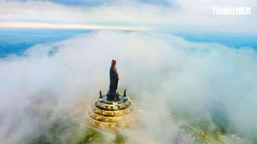 Chiều 19.5, sau trận mưa lớn, những đám mây tuyệt đẹp kéo về bao phủ đỉnh núi Bà Đen. ẢNH: THANH QUÂN