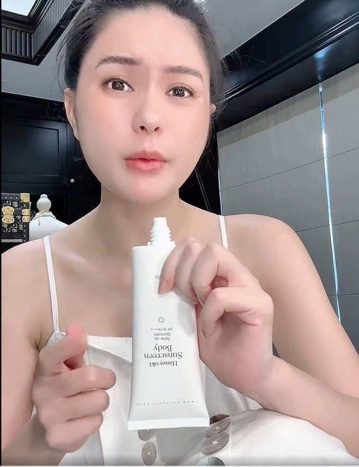 Sản phẩm Hanayuki Sunscreen Body được Đoàn Di Băng quảng cáo- Ảnh chụp màn hình Sản phẩm Hanayuki Sunscreen Body được Đoàn Di Băng quảng cáo- Ảnh chụp màn hình