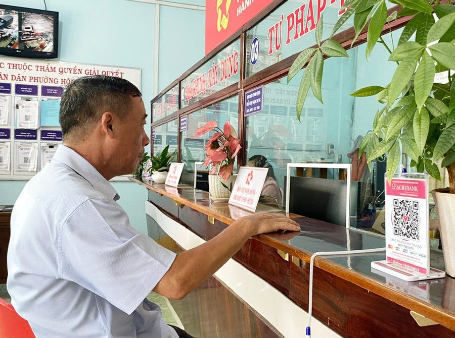 UBND phường Hội Thương bố trí mã QR Code để người dân thuận tiện thanh toán dịch vụ công. Ảnh: S.C 2ubnd-phuong-hoi-thuong-bo-tri-ma-qr-code-de-nguoi-dan-thuan-tien-thanh-toan-dich-vu-cong.jpg