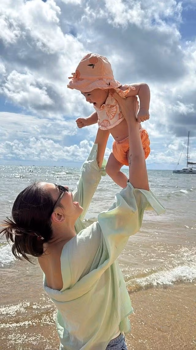 Võ Hoàng Yến và con gái. ẢNH: NVCC