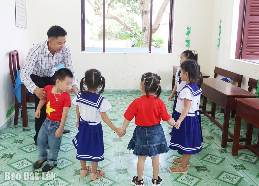 Thầy Cao Văn Truyền dạy các em mầm non múa hát. 2gieochu.jpg