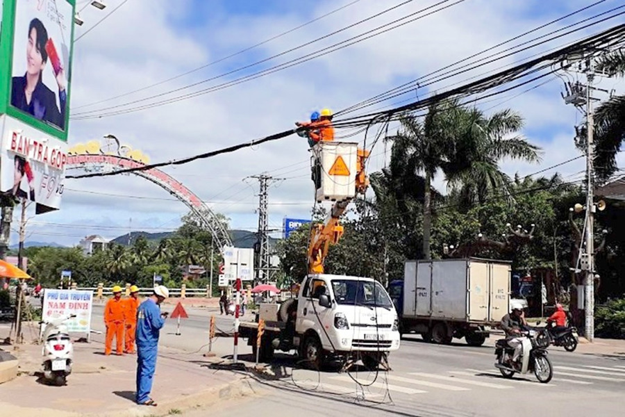 Công ty Điện lực Gia Lai triển khai sắp xếp, tháo gỡ, bó gọn cáp viễn thông (ảnh đơn vị cung cấp). 2dvcc.jpg