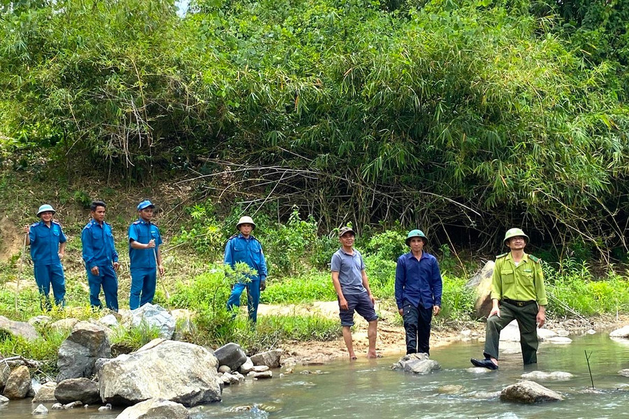 Tổ liên ngành bảo vệ rừng xã Đăk Sông (huyện Kông Chro) tổ chức tuần tra rừng trên địa bàn. Ảnh: Ngọc Minh 2nm.jpg