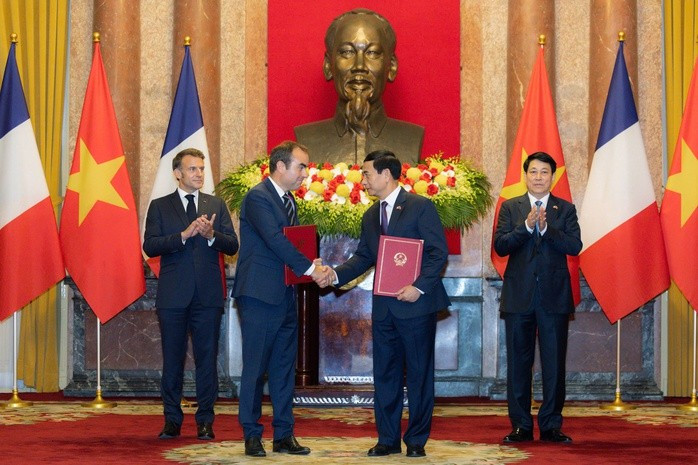 Chủ tịch nước Lương Cường và Tổng thống Emmanuel Macron chứng kiến trao Ý định thư giữa Bộ Quốc phòng Việt Nam và Bộ Quân đội Pháp về tăng cường hợp tác trong lĩnh vực trang bị quốc phòng. Ảnh: Hữu Hưng Chủ tịch nước Lương Cường và Tổng thống Emmanuel Macron chứng kiến trao Ý định thư giữa Bộ Quốc phòng Việt Nam và Bộ Quân đội Pháp về tăng cường hợp tác trong lĩnh vực trang bị quốc phòng. Ảnh: Hữu Hưng