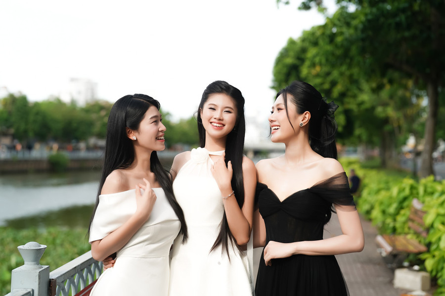 Các thí sinh tranh thủ thời gian nghỉ ngơi hiếm hoi, lưu lại khoảnh khắc thân thiết. Thanh Thảo, Bảo Hà và Thùy Nhiên mang ba vẻ đẹp khác nhau, không trộn lẫn. Các thí sinh tranh thủ thời gian nghỉ ngơi hiếm hoi, lưu lại khoảnh khắc thân thiết. Thanh Thảo, Bảo Hà và Thùy Nhiên mang ba vẻ đẹp khác nhau, không trộn lẫn.