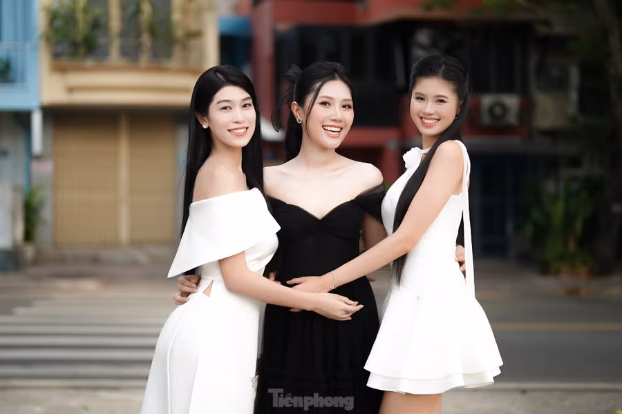 Sau một tháng kể từ đêm chung khảo diễn ra tại Hà Nội, 25 thí sinh được gọi tên vào vòng chung kết Hoa hậu Việt Nam 2024 chuẩn bị tinh thần bước vào chặng nước rút. Trước khi tập trung đội hình tại Huế, các cô gái có cơ hội thể hiện bản thân, trải lòng cùng khán giả thông qua talk show Nếu tôi đăng quang của báo Tiền Phong. Trong ảnh là Thanh Thảo, Thùy Nhiên và Bảo Hà (từ trái sang), 3/25 cô gái vượt qua màn loại kịch tính ở đêm chung khảo 20/4.