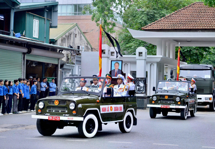 Đoàn xe đưa linh cữu nguyên Chủ tịch nước Trần Đức Lương rời nhà tang lễ. ẢNH: ĐÌNH HUY