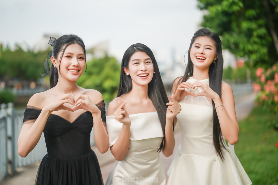 Thùy Nhiên đến Hoa hậu Việt Nam 2024 với thành tích Á khôi Nam Bộ, có lợi thế gương mặt sắc nét. Bảo Hà (ngoài cùng bên phải) trung thành với phong cách nàng thơ trẻ trung. Váy trên gối giúp thí sinh quê Đồng Nai khoe lợi thế đôi chân dài. Thanh Thảo (giữa) mang lại vẻ điềm đạm, chín chắn. Cô gái 19 tuổi được thí sinh Hoa hậu Việt Nam gọi là "học sinh giỏi" do biết chơi nhiều loại nhạc cụ, thành thạo tiếng Anh, Pháp và nói năng lưu loát. Thùy Nhiên đến Hoa hậu Việt Nam 2024 với thành tích Á khôi Nam Bộ, có lợi thế gương mặt sắc nét. Bảo Hà (ngoài cùng bên phải) trung thành với phong cách nàng thơ trẻ trung. Váy trên gối giúp thí sinh quê Đồng Nai khoe lợi thế đôi chân dài. Thanh Thảo (giữa) mang lại vẻ điềm đạm, chín chắn. Cô gái 19 tuổi được thí sinh Hoa hậu Việt Nam gọi là "học sinh giỏi" do biết chơi nhiều loại nhạc cụ, thành thạo tiếng Anh, Pháp và nói năng lưu loát.