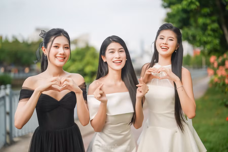 Thùy Nhiên đến Hoa hậu Việt Nam 2024 với thành tích Á khôi Nam Bộ, có lợi thế gương mặt sắc nét. Bảo Hà (ngoài cùng bên phải) trung thành với phong cách nàng thơ trẻ trung. Váy trên gối giúp thí sinh quê Đồng Nai khoe lợi thế đôi chân dài. Thanh Thảo (giữa) mang lại vẻ điềm đạm, chín chắn. Cô gái 19 tuổi được thí sinh Hoa hậu Việt Nam gọi là "học sinh giỏi" do biết chơi nhiều loại nhạc cụ, thành thạo tiếng Anh, Pháp và nói năng lưu loát.