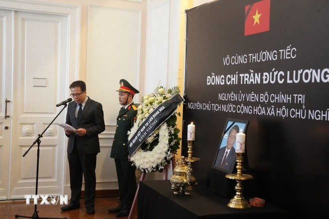 Đại sứ Việt Nam tại LB Nga Đặng Minh Khôi đọc điếu văn bày tỏ tiếc thương đối với nguyên Chủ tịch nước Trần Đức Lương. (Ảnh: Quang Vinh/TTXVN) Đại sứ Việt Nam tại LB Nga Đặng Minh Khôi đọc điếu văn bày tỏ tiếc thương đối với nguyên Chủ tịch nước Trần Đức Lương. (Ảnh: Quang Vinh/TTXVN)