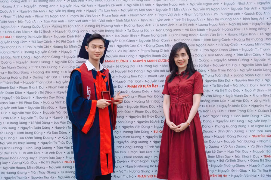 Đạt chụp cùng cô giáo - PGS.TS Huỳnh Thị Thanh Bình - trong lễ tốt nghiệp. ẢNH: NVCC