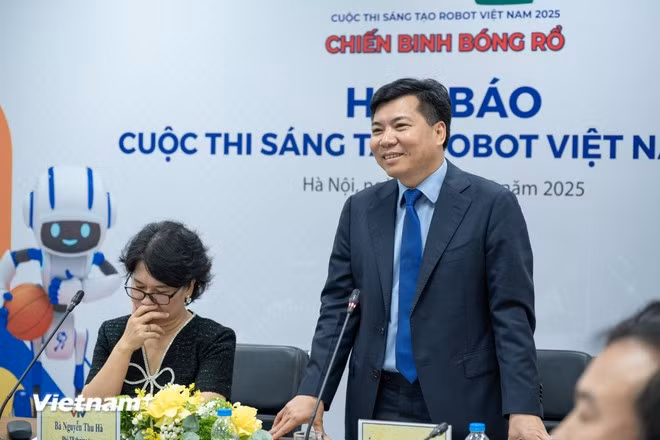 Ông Nguyễn Mạnh Cường - Giám đốc Sở Văn hóa và Thể thao Tỉnh Ninh Bình, đại diện Ban Tổ chức Robocon tại địa phương. Ảnh: Minh Sơn/Vietnam+