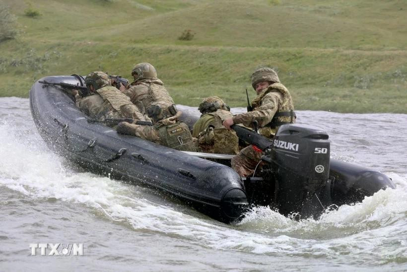 Binh sỹ Ukraine huấn luyện tại khu vực Mykolaiv ngày 14/5/2024. (Ảnh: Kyodo/TTXVN) tubinhdd.jpg