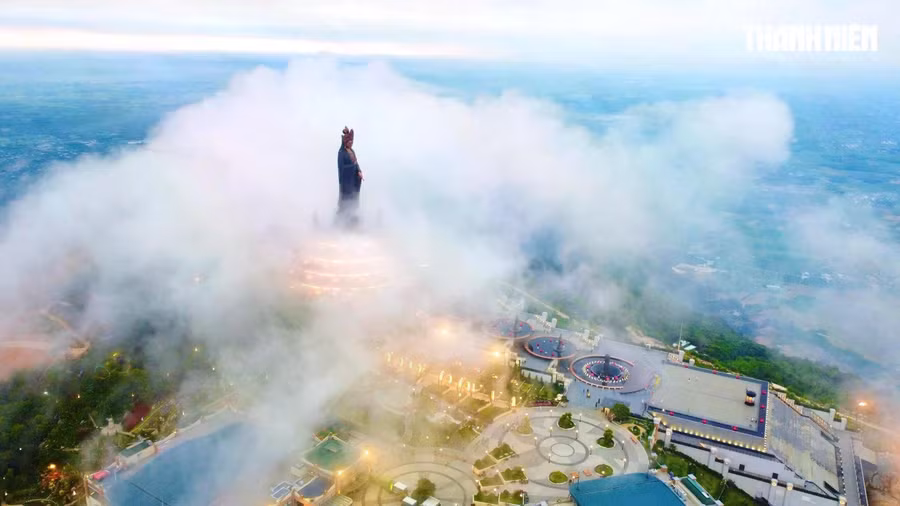 Những ngày gần đây, vào buổi chiều tối, mây thường xuyên bao phủ trên đỉnh núi Bà khiến nhiều du khách thích thú. ẢNH: THANH QUÂN