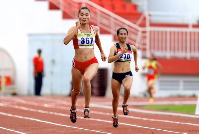 Quách Thị Lan (trái) được kỳ vọng cùng đội tiếp sức 4x400 m nữ tỏa sáng tại đấu trường châu lục. ẢNH: KHẢ HÒA