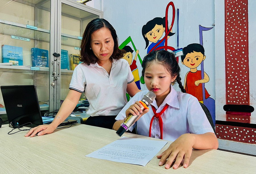 Nhờ có chất giọng hay, em Đỗ Hà Gia Lộc là phát thanh măng non tích cực của Liên đội Trường Tiểu học Kim Đồng. Ảnh: Minh Nhật 1mn.jpg