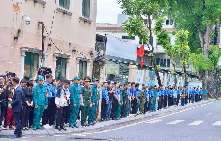 Người dân, thanh niên tình nguyện tiễn đưa nguyên Chủ tịch nước Trần Đức Lương. ẢNH: ĐÌNH HUY