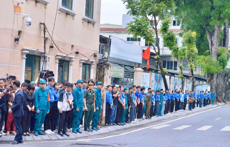 Người dân, thanh niên tình nguyện tiễn đưa nguyên Chủ tịch nước Trần Đức Lương. ẢNH: ĐÌNH HUY