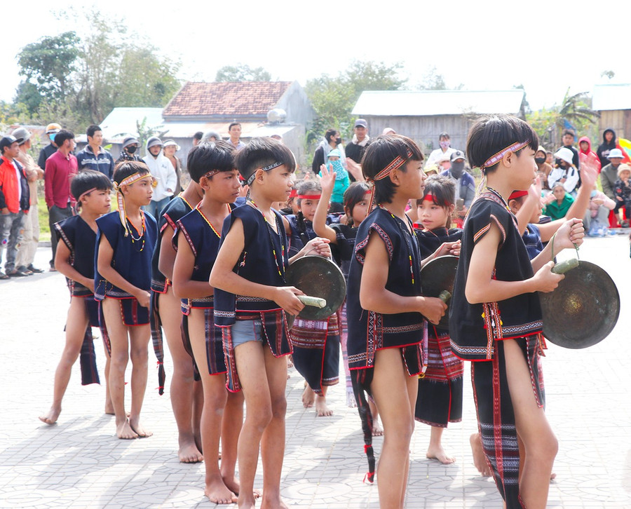 Đội cồng chiêng “nhí” làng Đăk Pơ Kao (xã Tơ Tung) trình diễn tại Hội xuân văn hóa-thể thao các dân tộc năm 2025. Ảnh: N.M 1nm.jpg