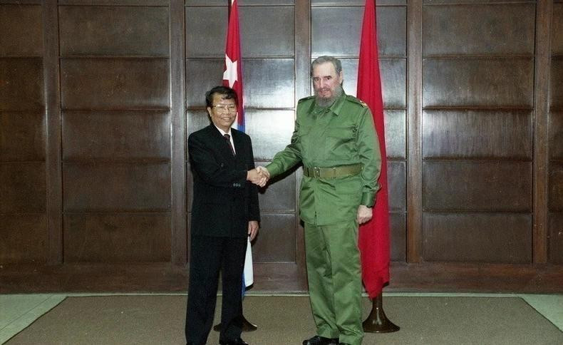 Chủ tịch nước Trần Đức Lương gặp Chủ tịch Fidel Castro trong chuyến thăm hữu nghị chính thức Cuba, ngày 9/4/2000. (Ảnh: Trọng Nghiệp/TTXVN) 10.jpg