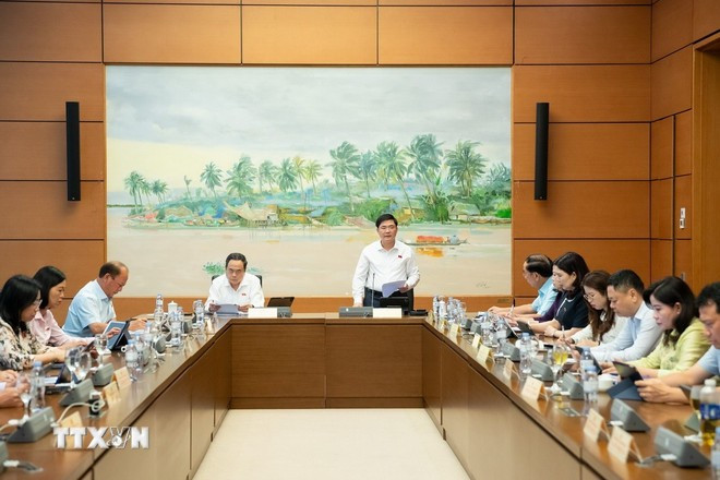 Đoàn đại biểu Quốc hội các tỉnh Hậu Giang, Bắc Ninh, Đắk Lắk và Lào Cai thảo luận ở tổ. (Ảnh: TTXVN phát) Đoàn đại biểu Quốc hội các tỉnh Hậu Giang, Bắc Ninh, Đắk Lắk và Lào Cai thảo luận ở tổ. (Ảnh: TTXVN phát)