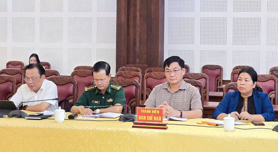 Các thành viên Ban Chỉ đạo triển khai xóa nhà tạm, nhà dột nát trên địa bàn tỉnh tham dự phiên họp tại điểm cầu trụ sở UBND tỉnh. Ảnh: Bá Bính 3t.jpg