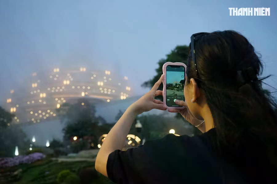 Không riêng chị Vân Trang, nhiều du khách lần đầu được ngắm mây phủ kín đỉnh núi Bà Đen cũng hết lời khen ngợi. Ngay khi mây mù vừa xuất hiện, du khách đã vội lấy điện thoại lưu lại những khoảnh khắc tuyệt đẹp này. ẢNH: THANH QUÂN