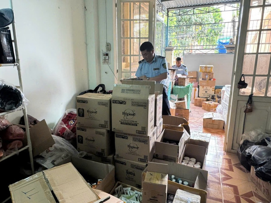 Lực lượng quản lý thị trường phát hiện nhiều cơ sở bán mỹ phẩm, dược liệu không nguồn gốc xuất xứ Lực lượng quản lý thị trường phát hiện nhiều cơ sở bán mỹ phẩm, dược liệu không nguồn gốc xuất xứ