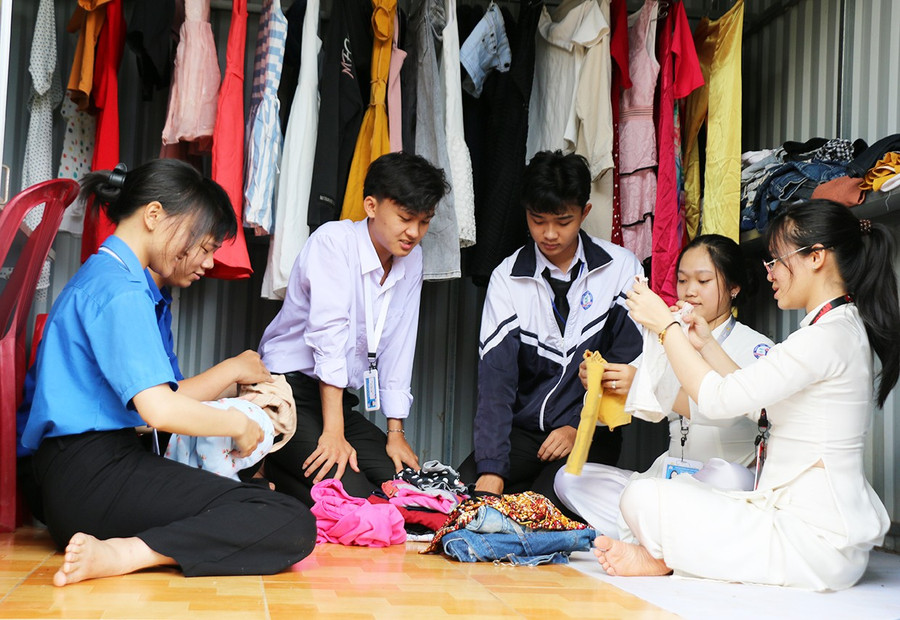 Đội thanh niên xung kích phân loại, sắp xếp quần áo tại Tủ áo ấm tình thương. Ảnh: A.K tuao.jpg