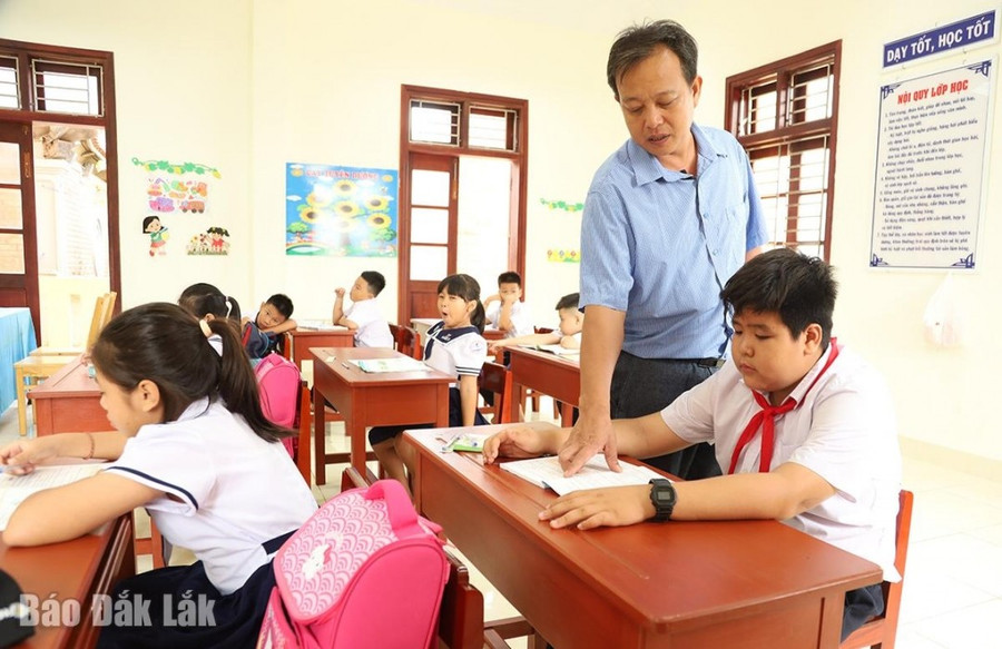 Thầy Lưu Quốc Thịnh ân cần giảng bài cho học sinh. gieochu.jpg
