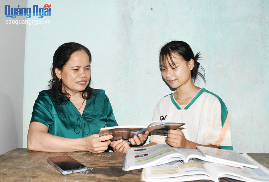 Niềm vui của bà Tiên khi đứa cháu ngoại thứ 5 của bà là Lê Hoàng Bảo Châu khoe thành tích học tập. 1batien.jpg