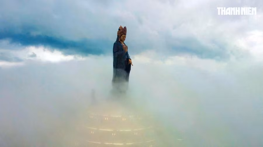 Theo những người có kinh nghiệm săn mây ở núi Bà Đen, mây thường xuất hiện ở đỉnh núi Bà Đen vào sáng sớm hoặc sau những cơn mưa chiều tối. Những lúc này, quang cảnh trên đỉnh núi rất đẹp. Từ tháng 5 đến tháng 11 là thời điểm lý tưởng nhất để săn mây trên núi Bà Đen. ẢNH: THANH QUÂN