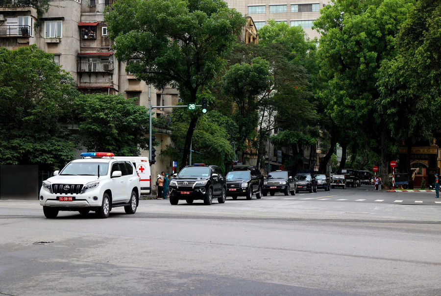 Đoàn xe đi qua phố Lê Thánh Tông. ẢNH: Đ.H