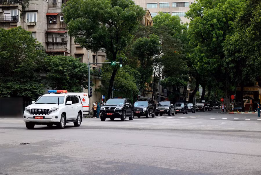 Đoàn xe đi qua phố Lê Thánh Tông. ẢNH: Đ.H