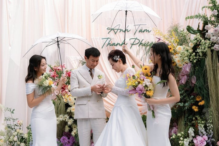 Sau 27 năm, hai người có cơ hội trao nhẫn cưới cho nhau lần nữa. 8a.jpg