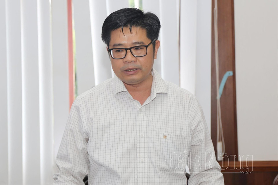 Giám đốc Sở Xây dựng Đắk Nông Phan Nhật Thanh báo cáo tiến độ thực hiện Đồ án quy hoạch chung đô thị Gia Nghĩa. Giám đốc Sở Xây dựng Đắk Nông Phan Nhật Thanh báo cáo tiến độ thực hiện Đồ án quy hoạch chung đô thị Gia Nghĩa.