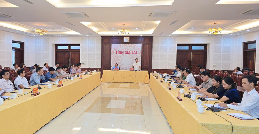 Quang cảnh phiên họp tại điểm cầu trụ sở UBND tỉnh. Ảnh: Bá Bính 1bb.jpg